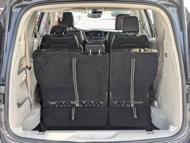 Used 2023 Chrysler Pacifica Touring-L image 7