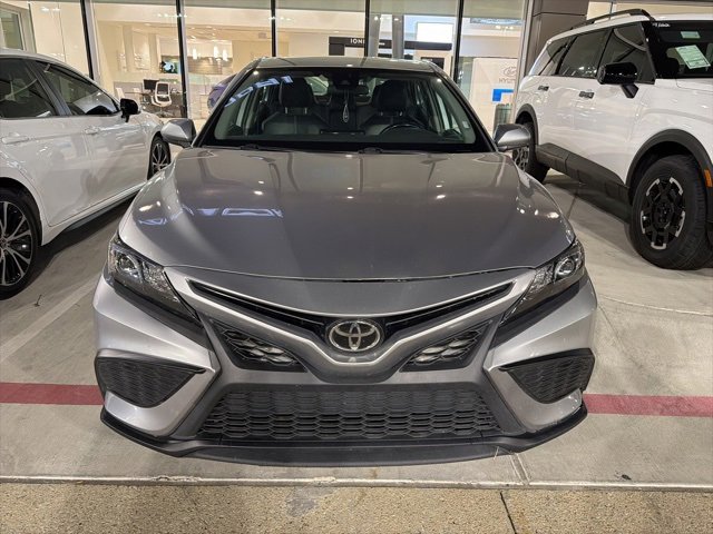 Used 2021 Toyota Camry SE image 2