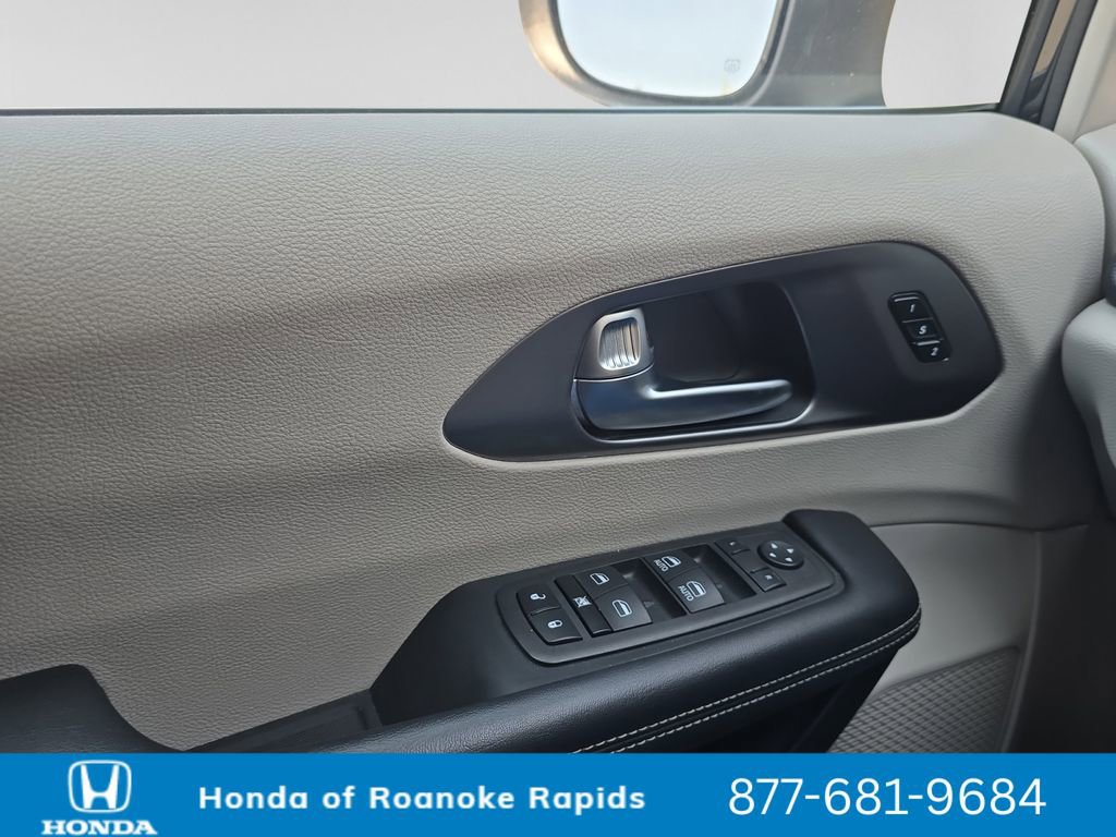 Used 2023 Chrysler Pacifica Touring-L image 11