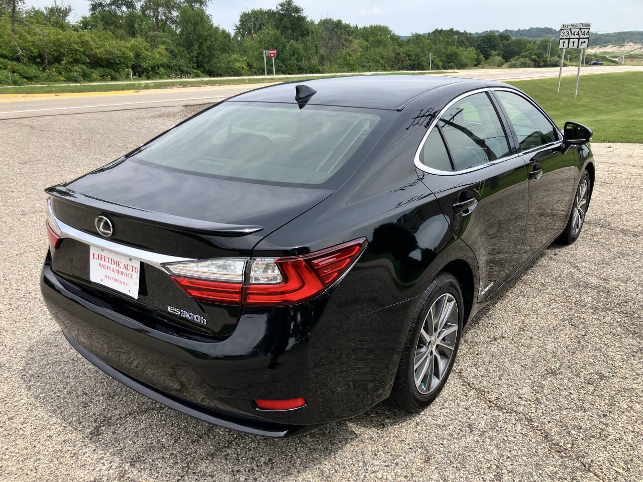 Used 2016 Lexus ES 300h w/ Luxury Package w/Wood Trim FWD image 5