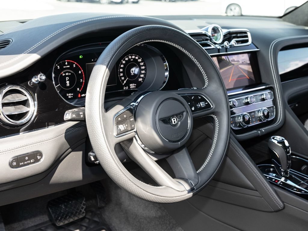 Used 2025 Bentley Bentayga AWD/4WD image 29