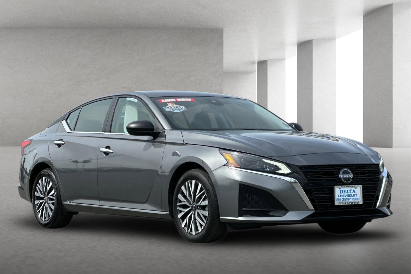 Used 2025 Nissan Altima 2.5 SV FWD image 2