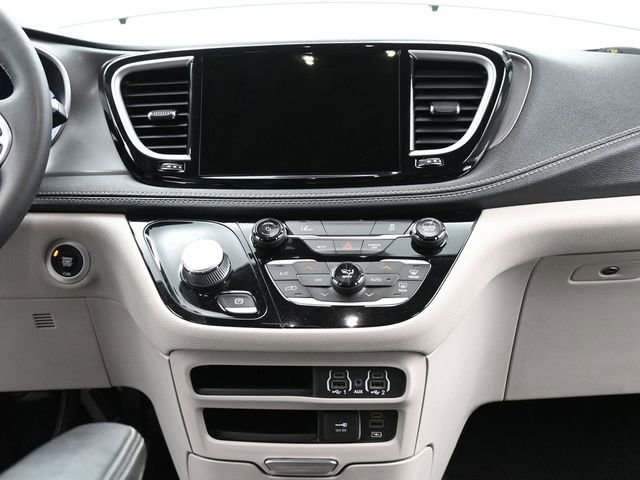 Used 2022 Chrysler Pacifica Touring-L image 25