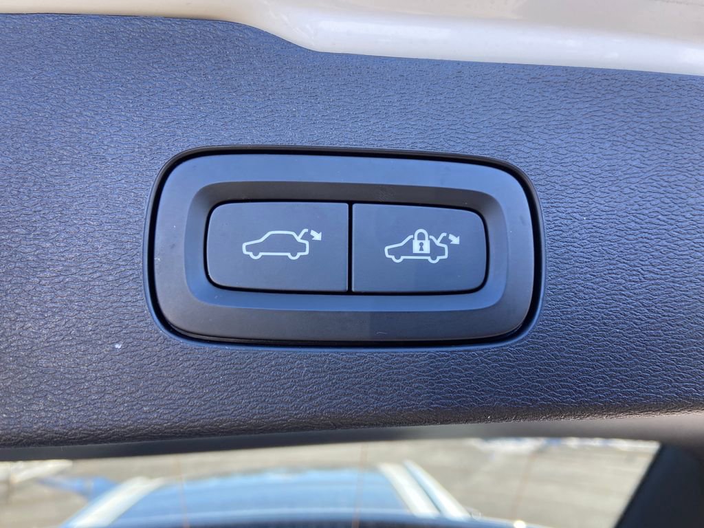 Used 2025 Volvo V60 B5 Cross Country Plus image 30