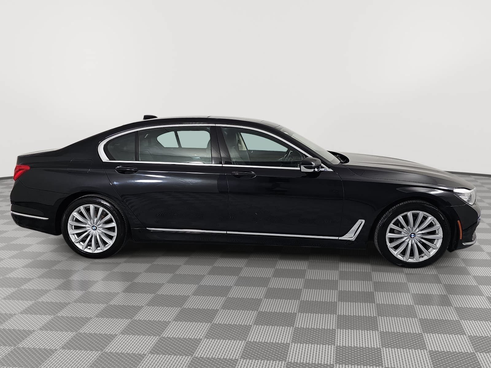 Used 2018 BMW 740i w/ Driver Assistance Package RWD image 9