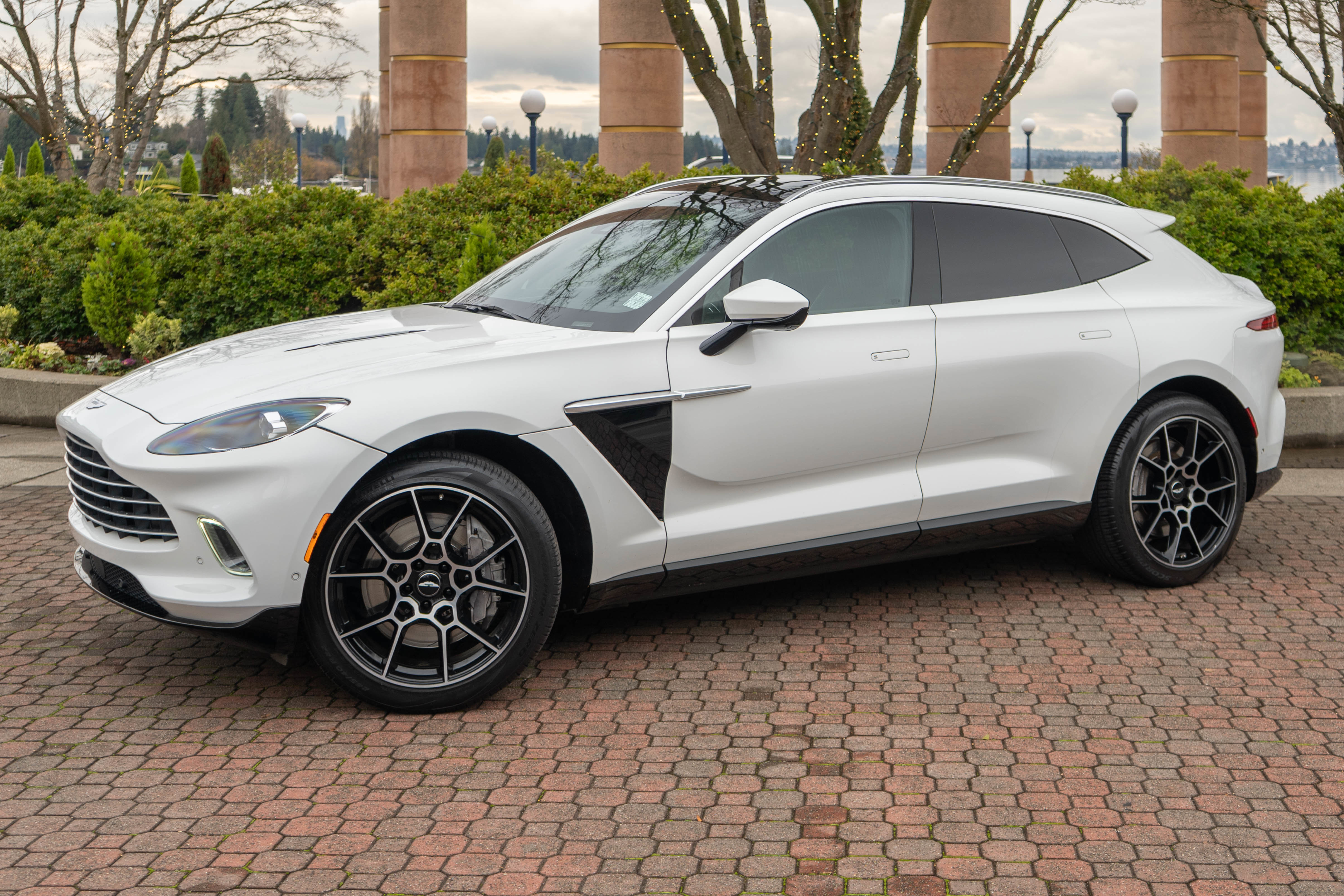 Used 2021 Aston Martin DBX image 40