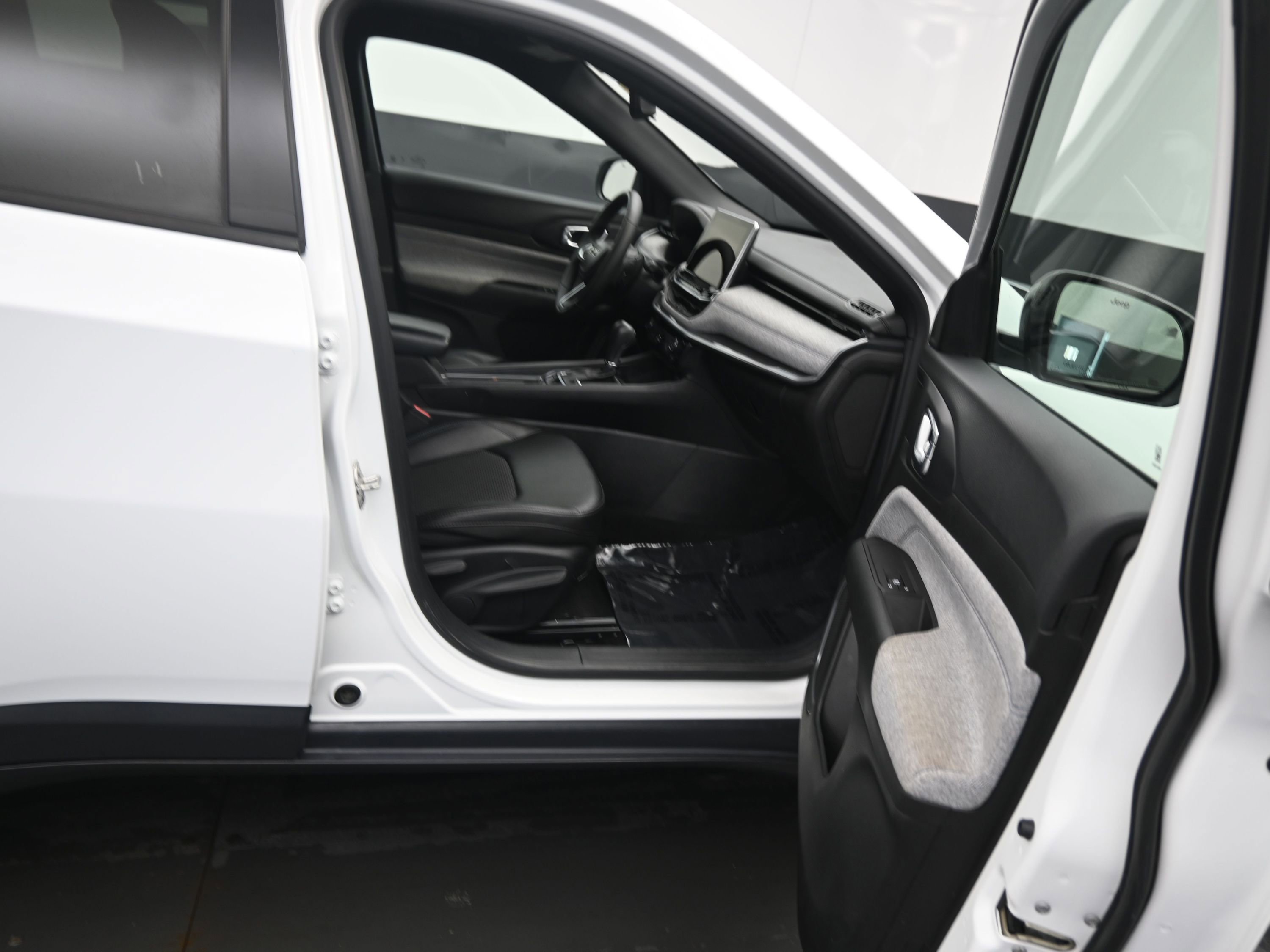 Used 2024 Jeep Compass Latitude image 12