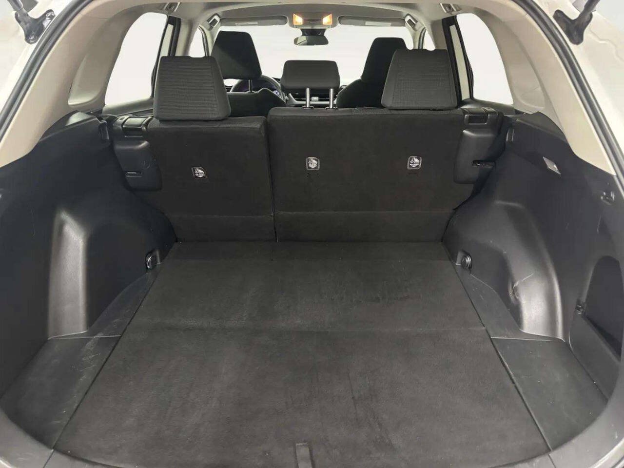 Used 2021 Toyota RAV4 LE FWD image 6
