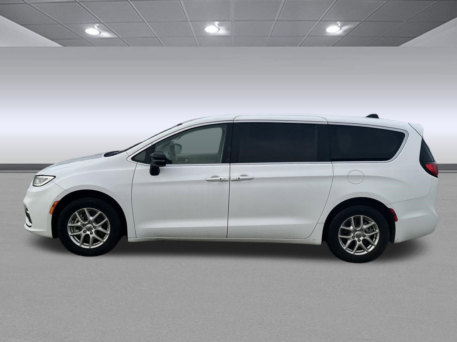 Used 2024 Chrysler Pacifica Touring-L FWD image 6
