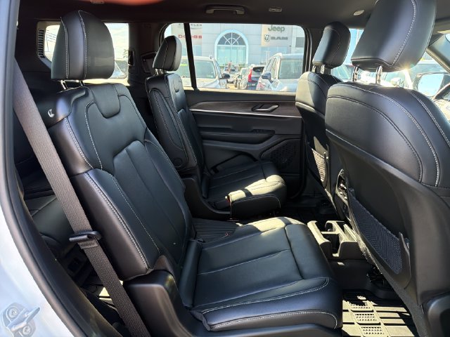 Used 2025 Jeep Grand Cherokee L Limited w/ Black Appearance Package AWD/4WD image 33