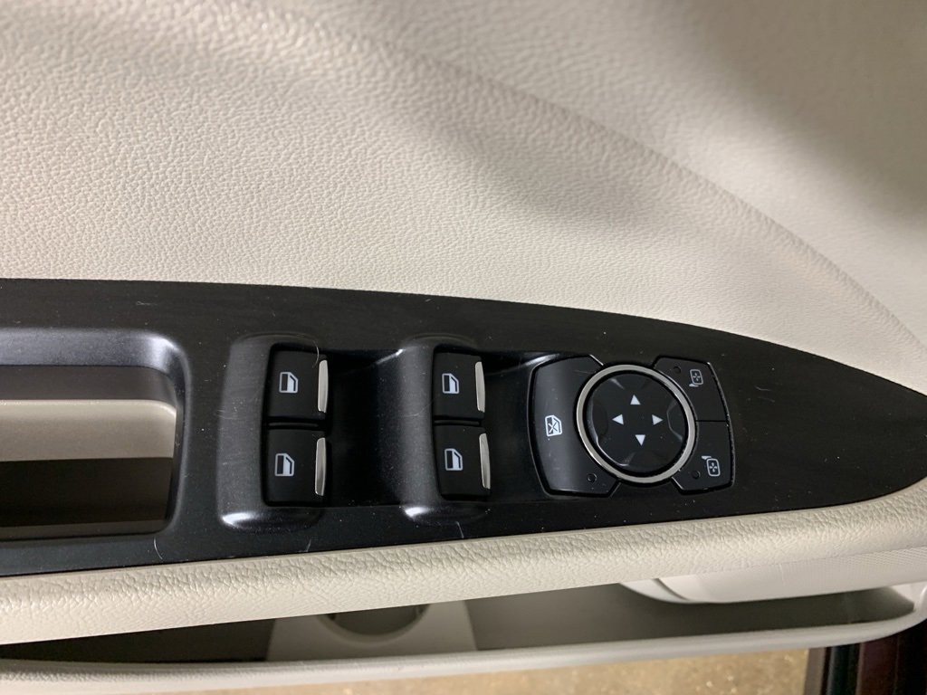 Used 2017 Ford Fusion SE w/ Fusion SE Technology Package image 18