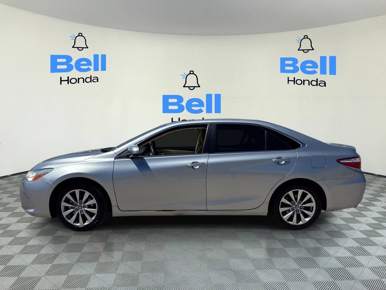 Used 2015 Toyota Camry XLE FWD image 2