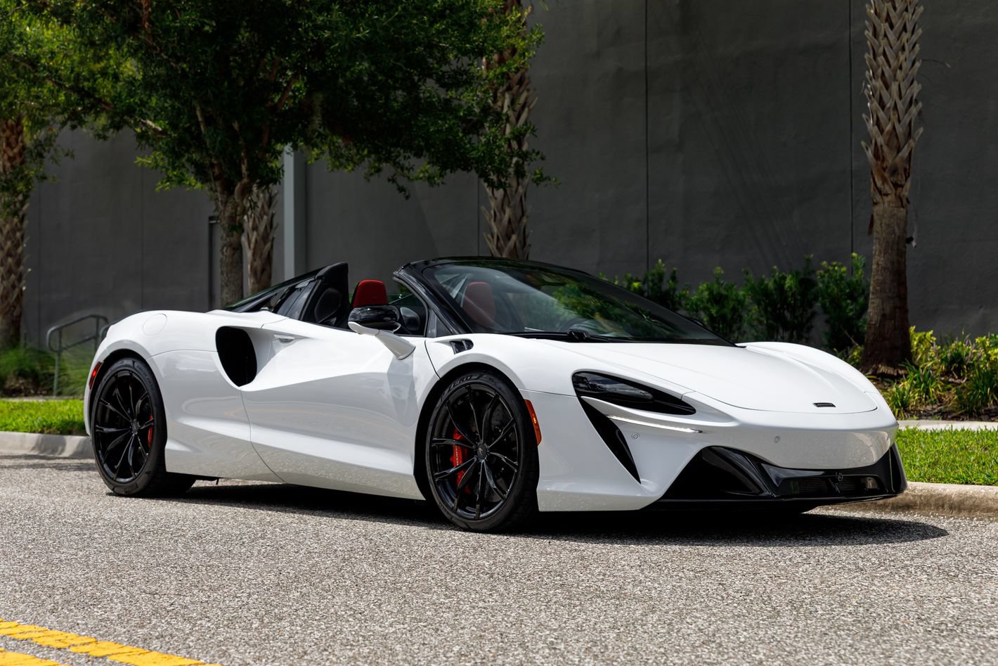 Used 2025 McLaren Artura Spider RWD image 7