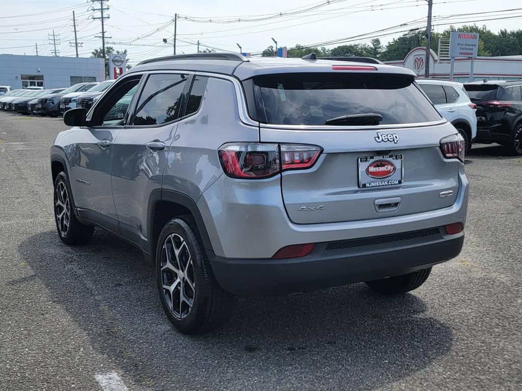 Used 2024 Jeep Compass Latitude AWD/4WD image 7