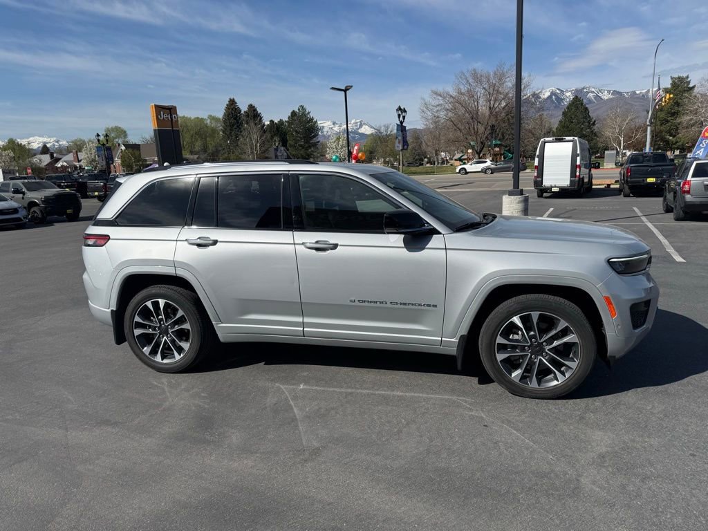 Used 2023 Jeep Grand Cherokee Overland w/ Rear Seat Video Group I AWD/4WD image 4