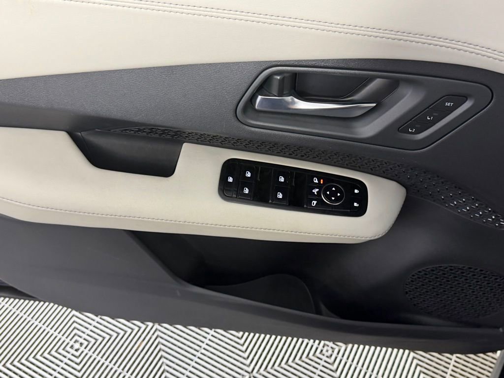 Used 2023 Nissan Ariya AWD image 25