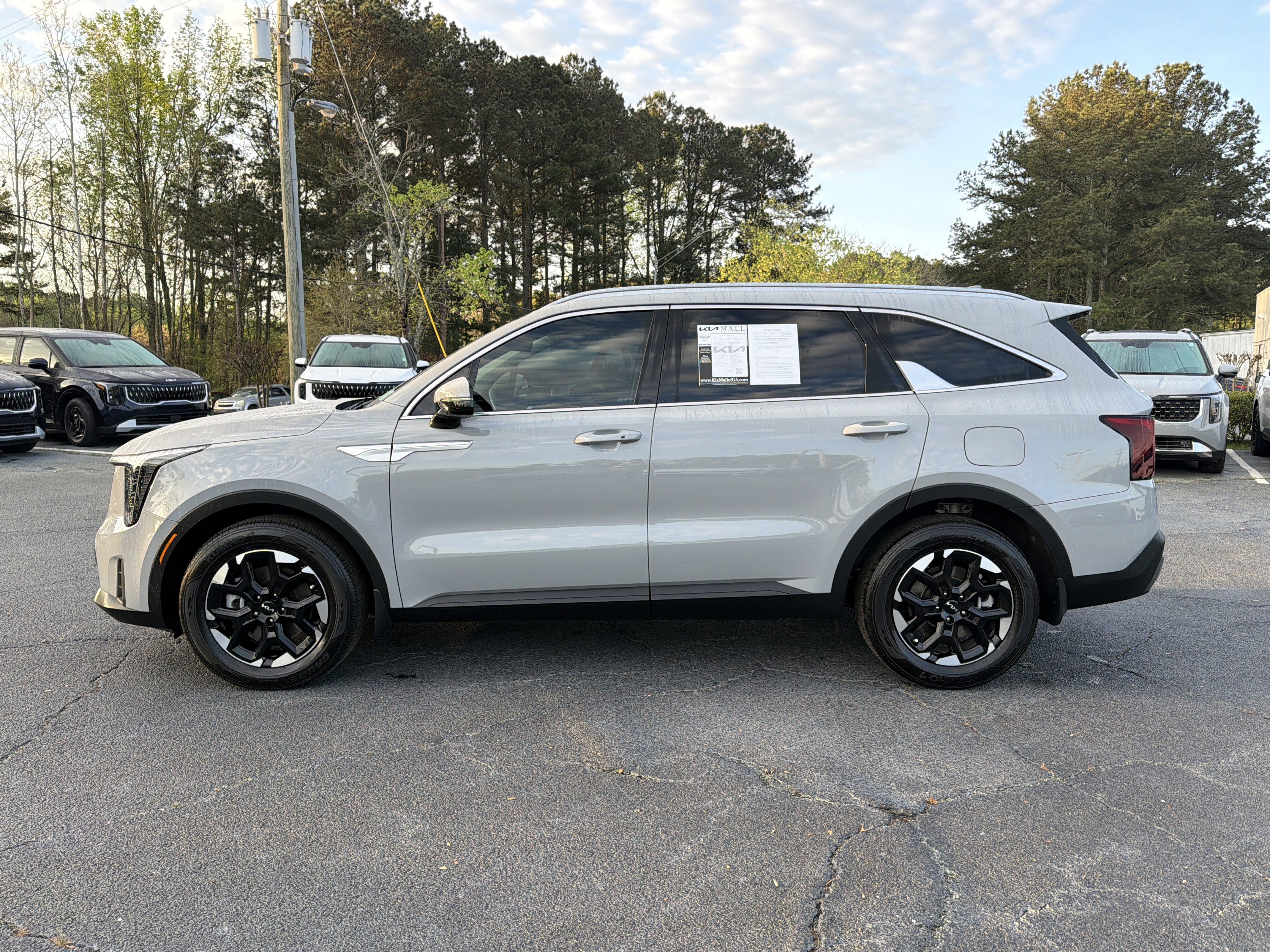 Used 2025 Kia Sorento S FWD image 3