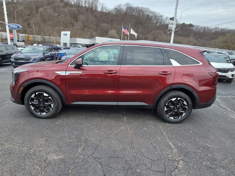 Used 2025 Kia Sorento S image 4