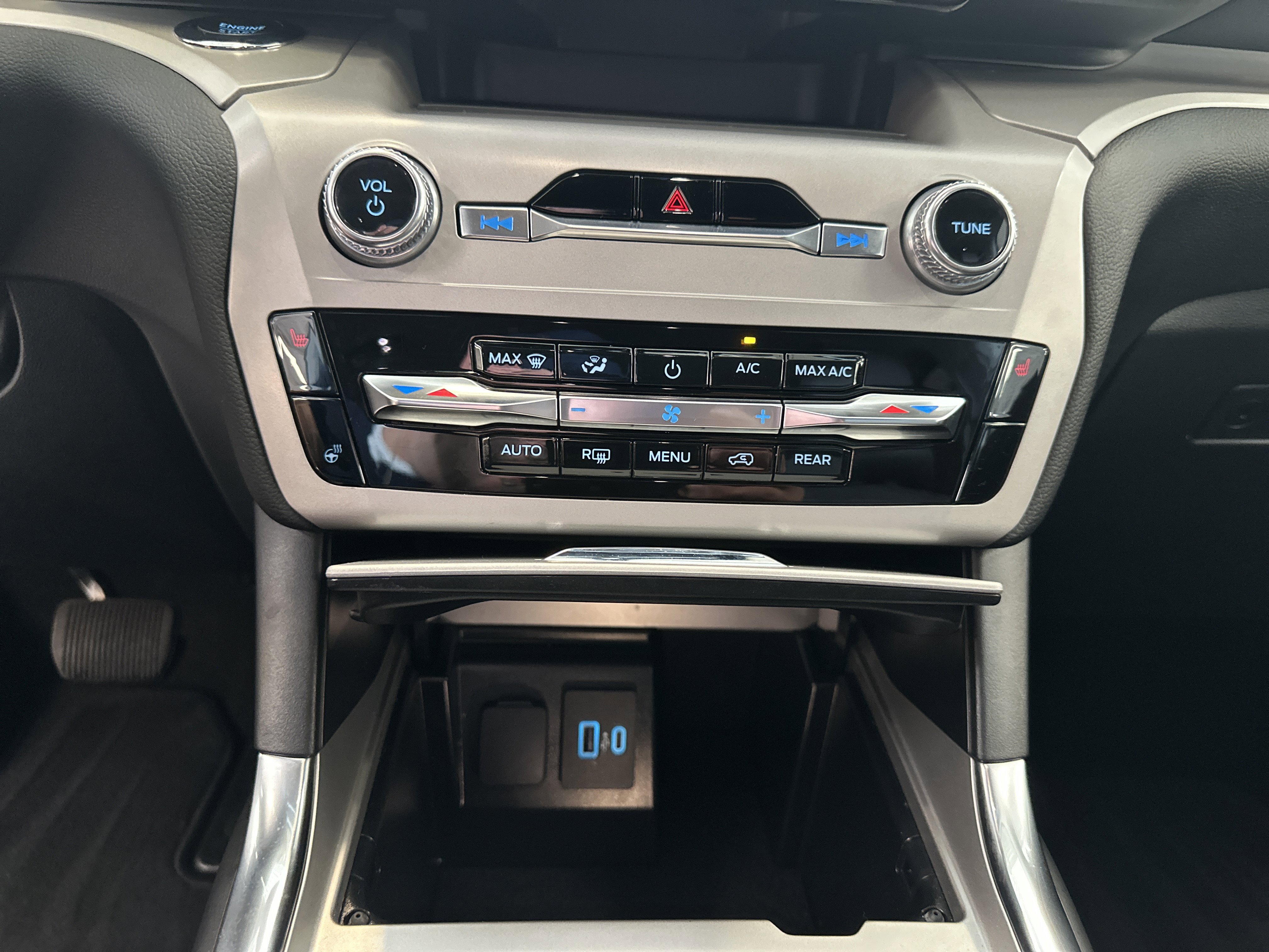 Used 2023 Ford Explorer XLT w/ Equipment Group 202A image 31