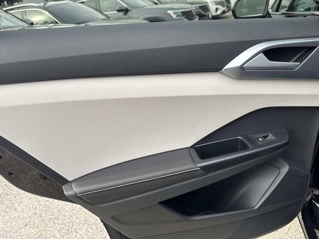 New 2026 Volkswagen Taos SE image 9