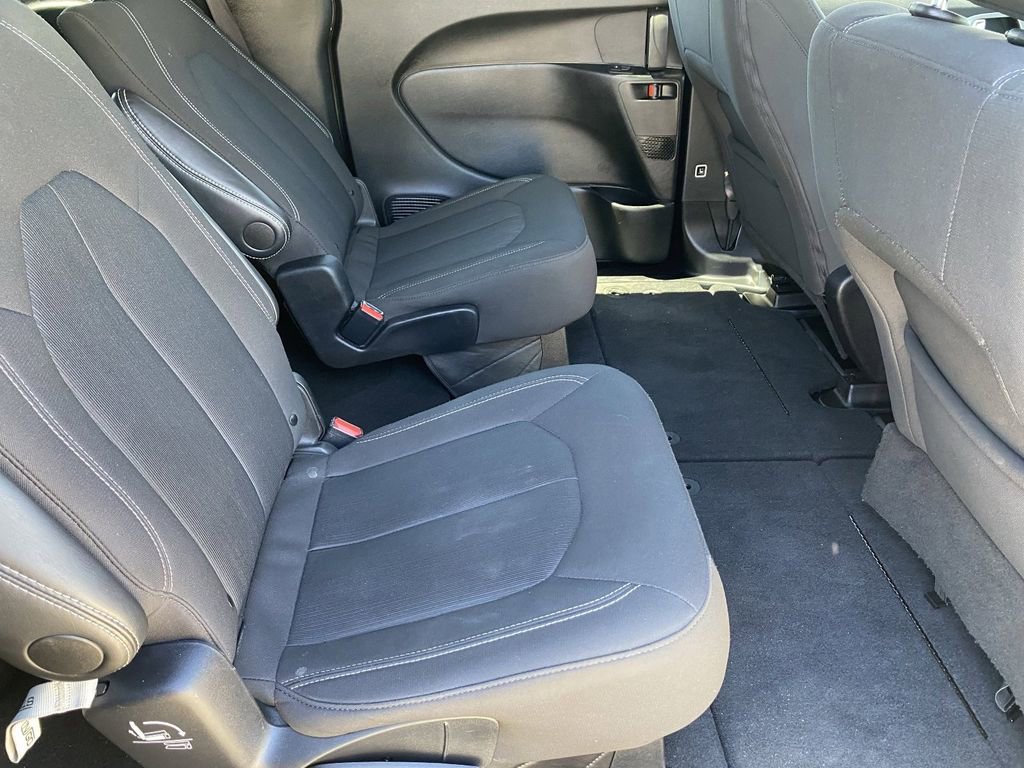Used 2024 Chrysler Pacifica Touring FWD image 18