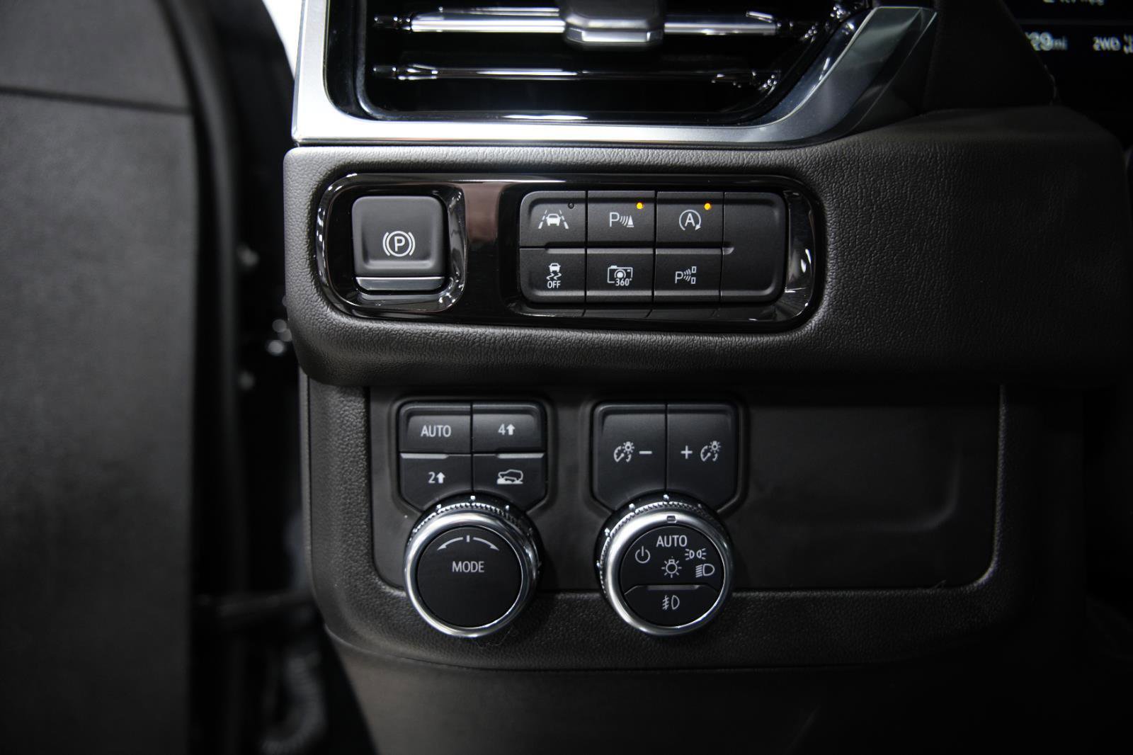 Used 2025 GMC Yukon Denali AWD/4WD image 32