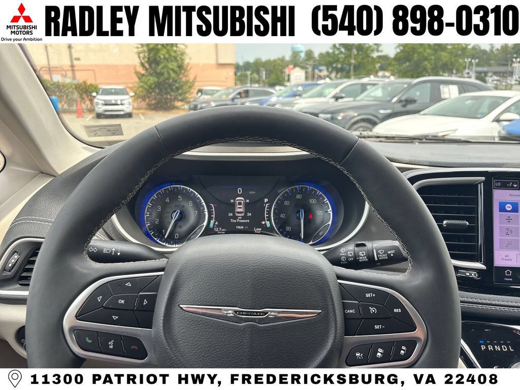Used 2022 Chrysler Pacifica Touring-L FWD image 6