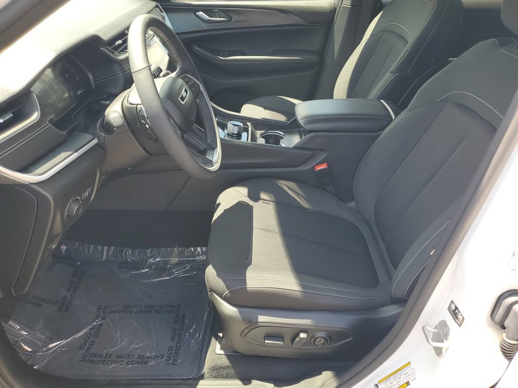 Used 2025 Jeep Grand Cherokee Laredo X w/ Luxury Tech Group I AWD/4WD image 5