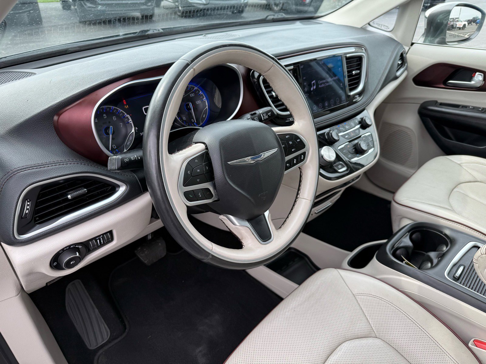 Used 2020 Chrysler Pacifica Limited w/ Advanced Safetytec Group FWD image 22