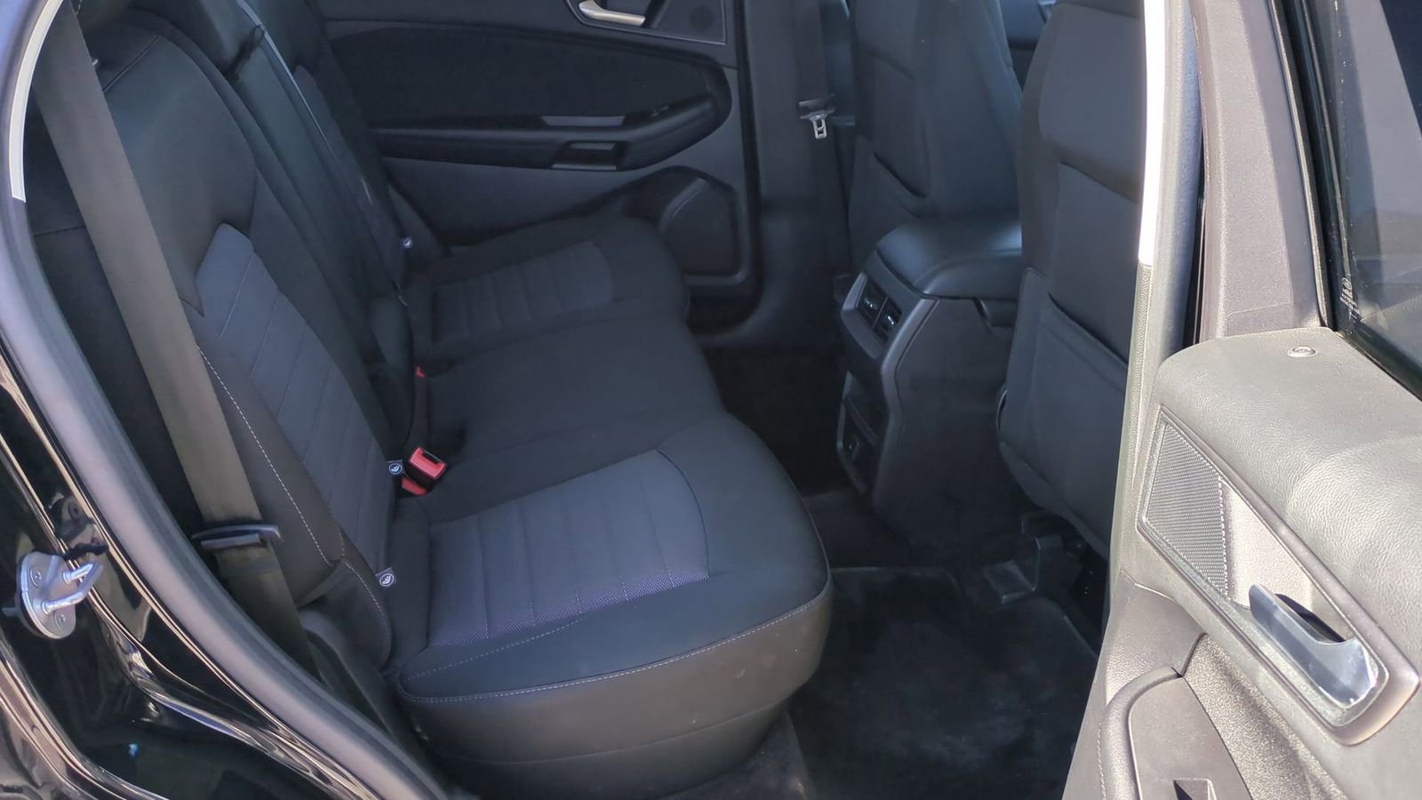 Used 2018 Ford Edge SE image 18