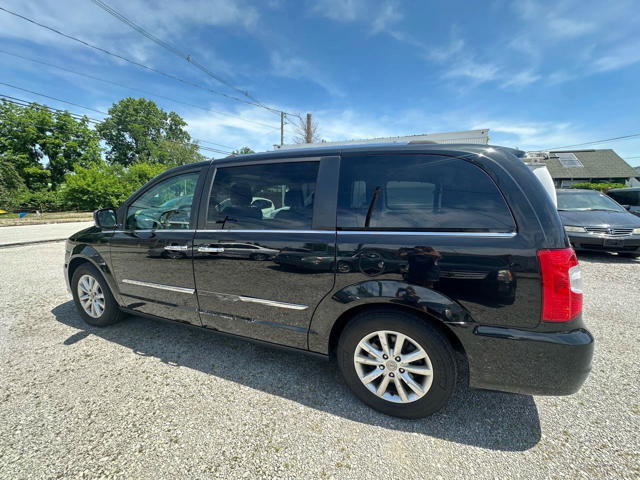 Used 2015 Chrysler Town & Country Limited Platinum FWD image 4