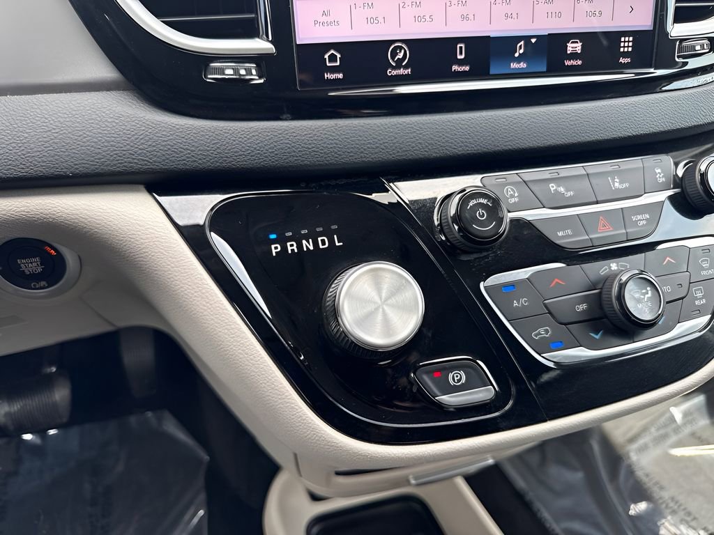 Used 2023 Chrysler Pacifica Touring-L FWD image 17