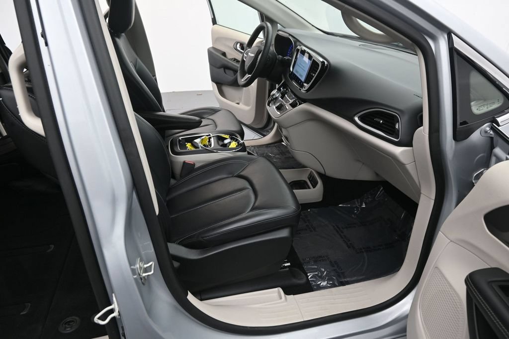 Used 2023 Chrysler Pacifica Touring-L FWD image 17