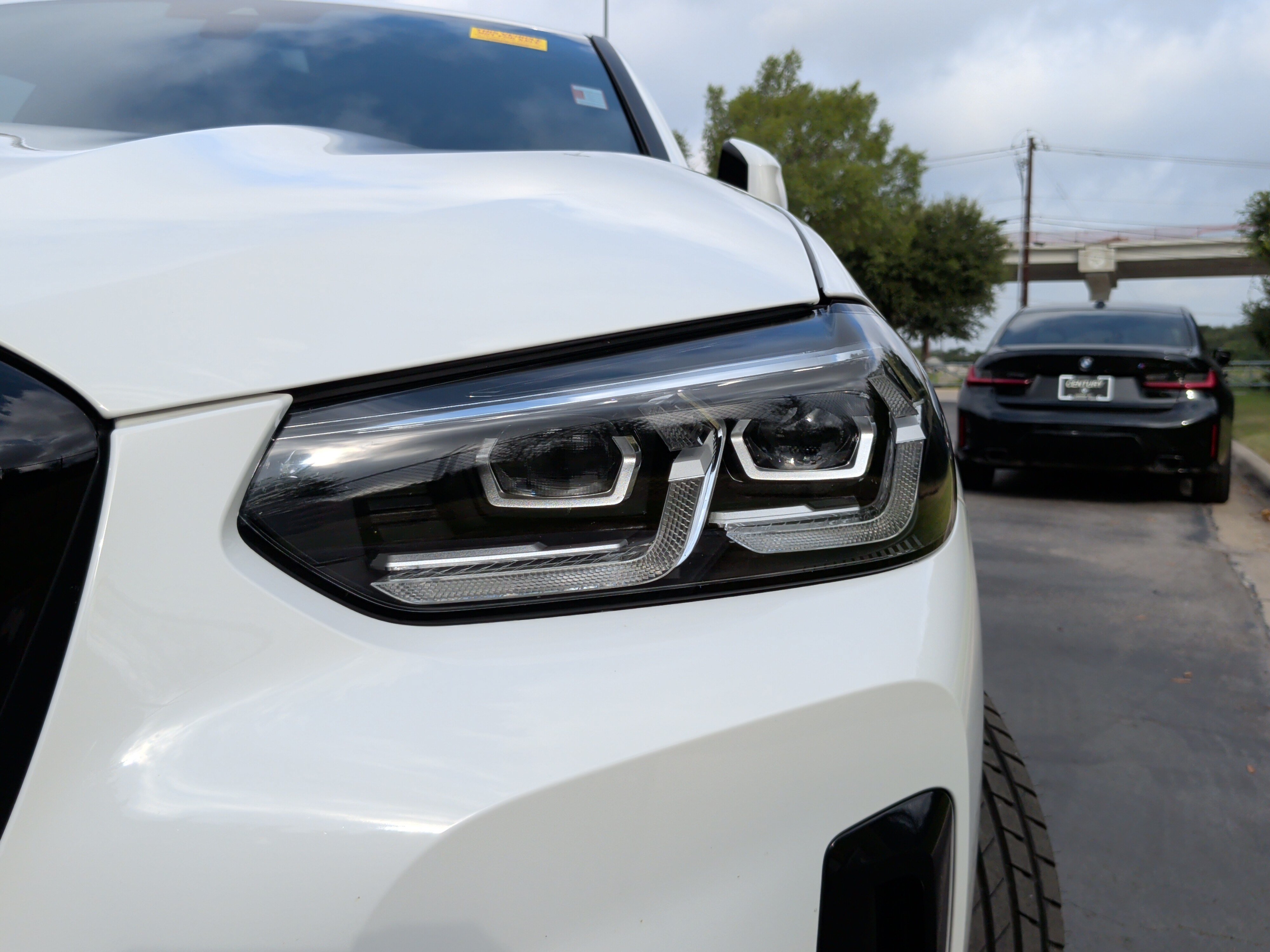 Used 2022 BMW X4 xDrive30i AWD/4WD image 3