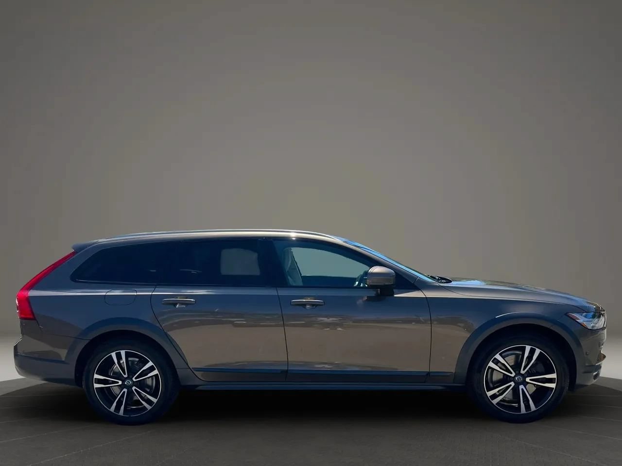 Used 2018 Volvo V90 T5 Cross Country w/ Convenience Package AWD/4WD image 4