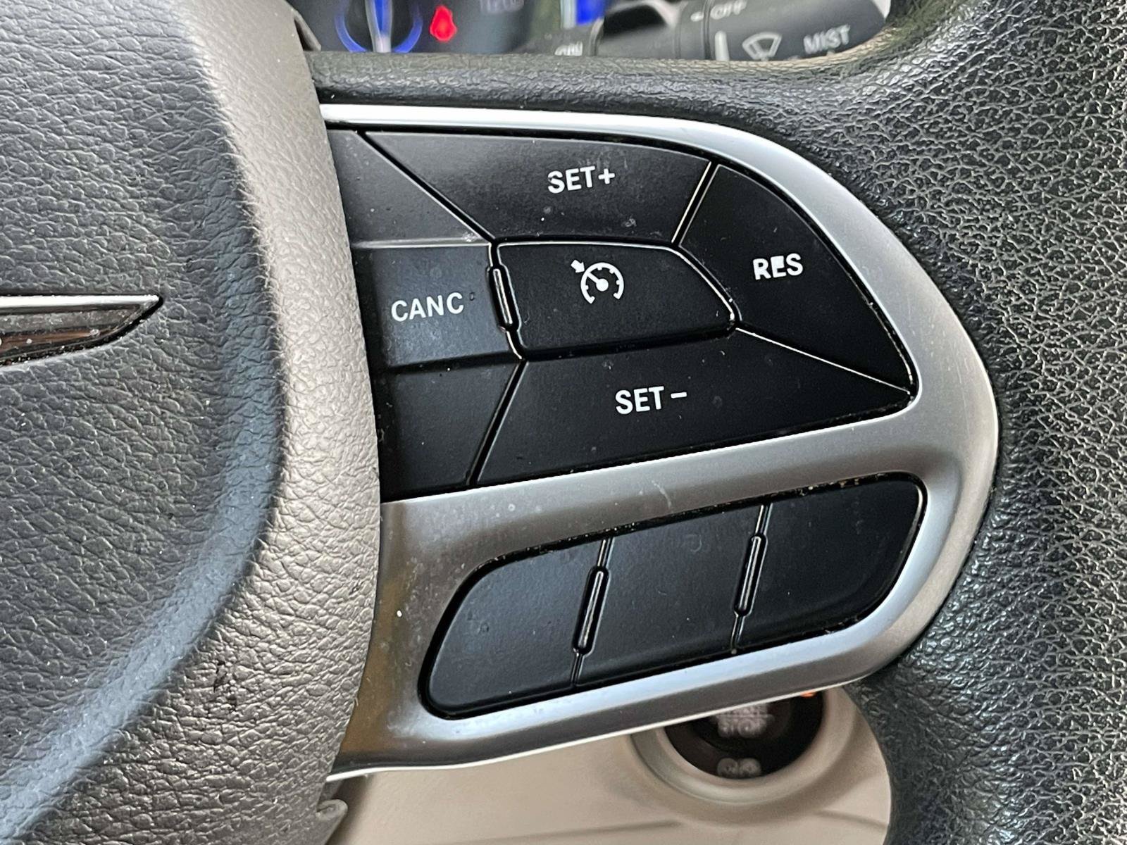 Used 2018 Chrysler Pacifica Touring FWD image 21