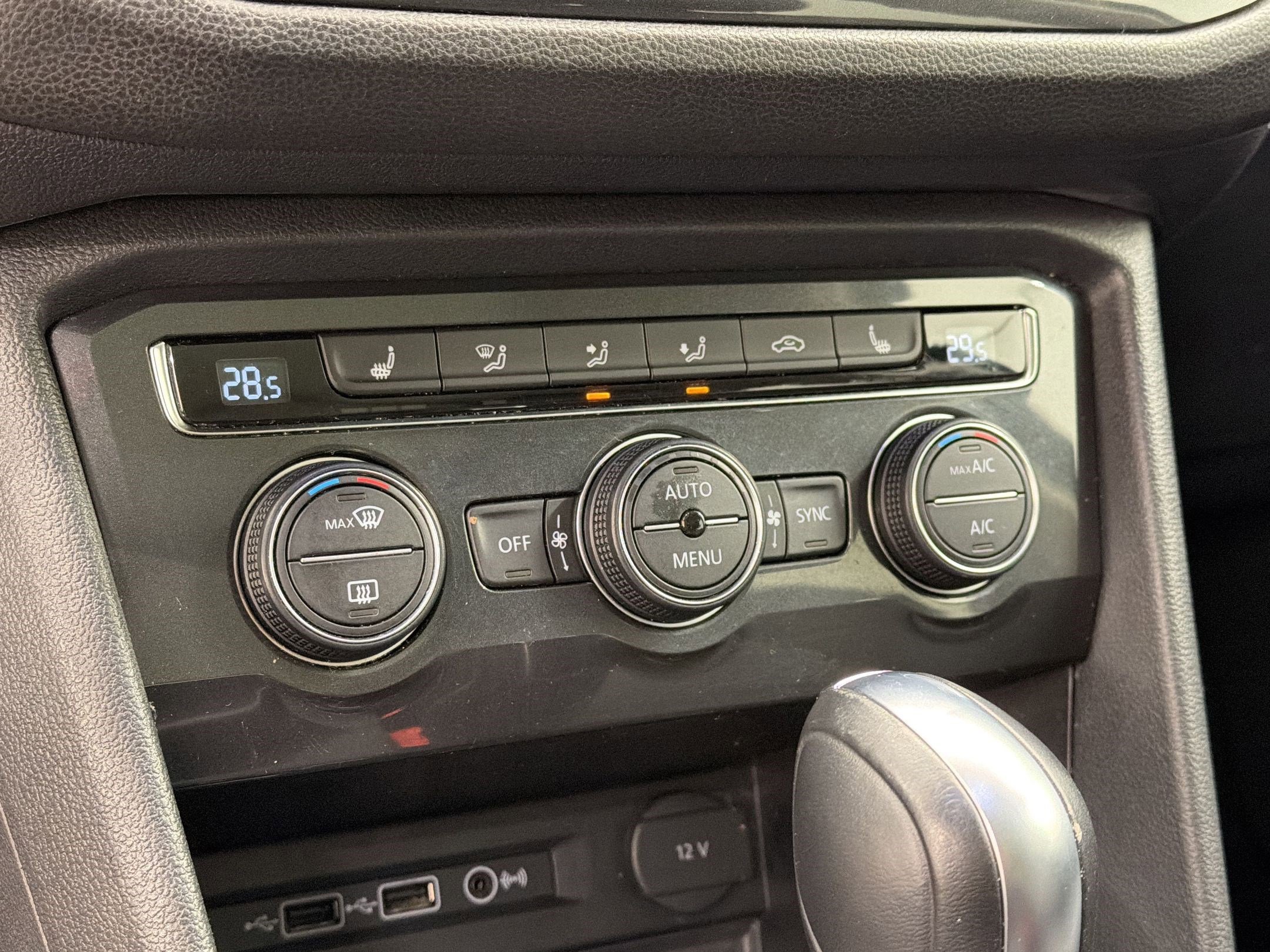 Used 2018 Volkswagen Tiguan SE w/ Panoramic Sunroof Package image 17