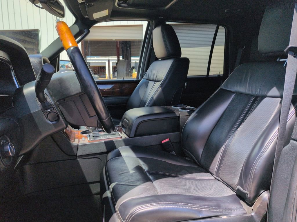 Used 2017 Lincoln Navigator Select image 23