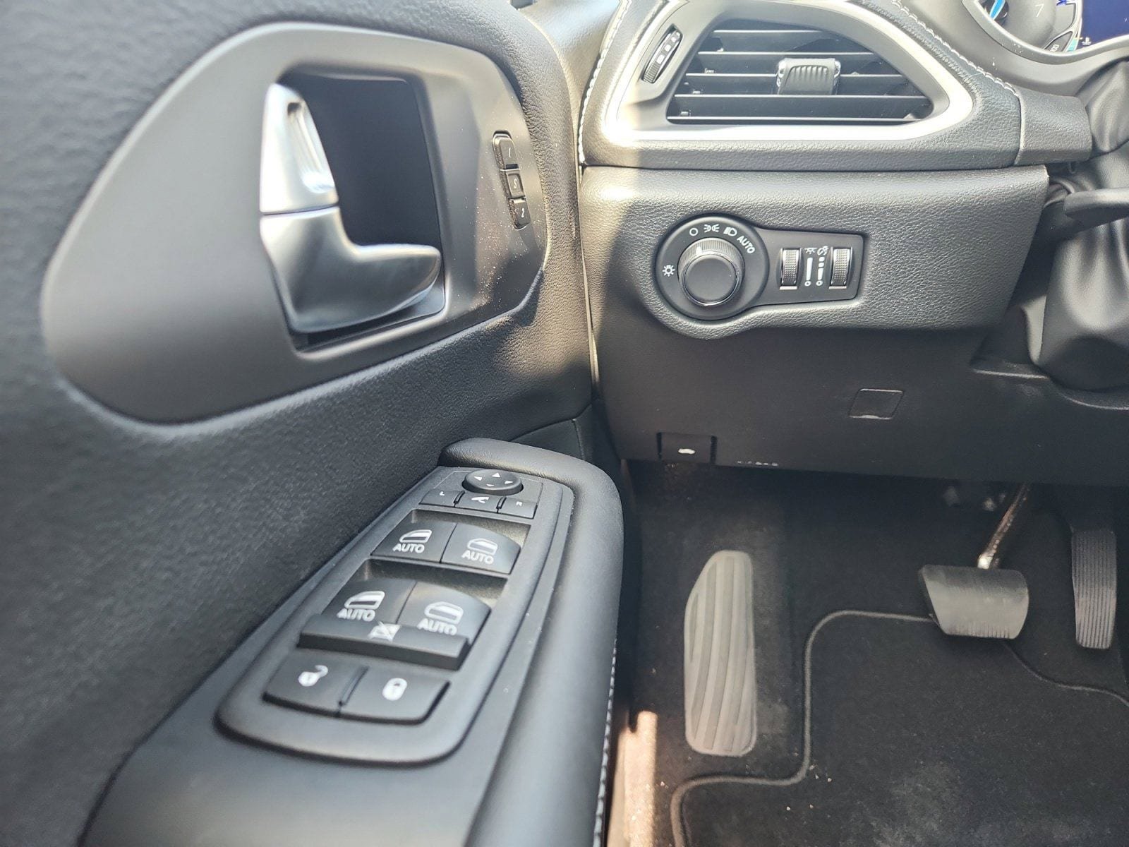 New 2027 Chrysler Pacifica Limited FWD image 18