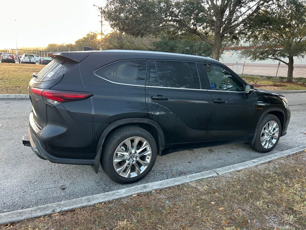 Certified 2025 Toyota Highlander Limited image 5