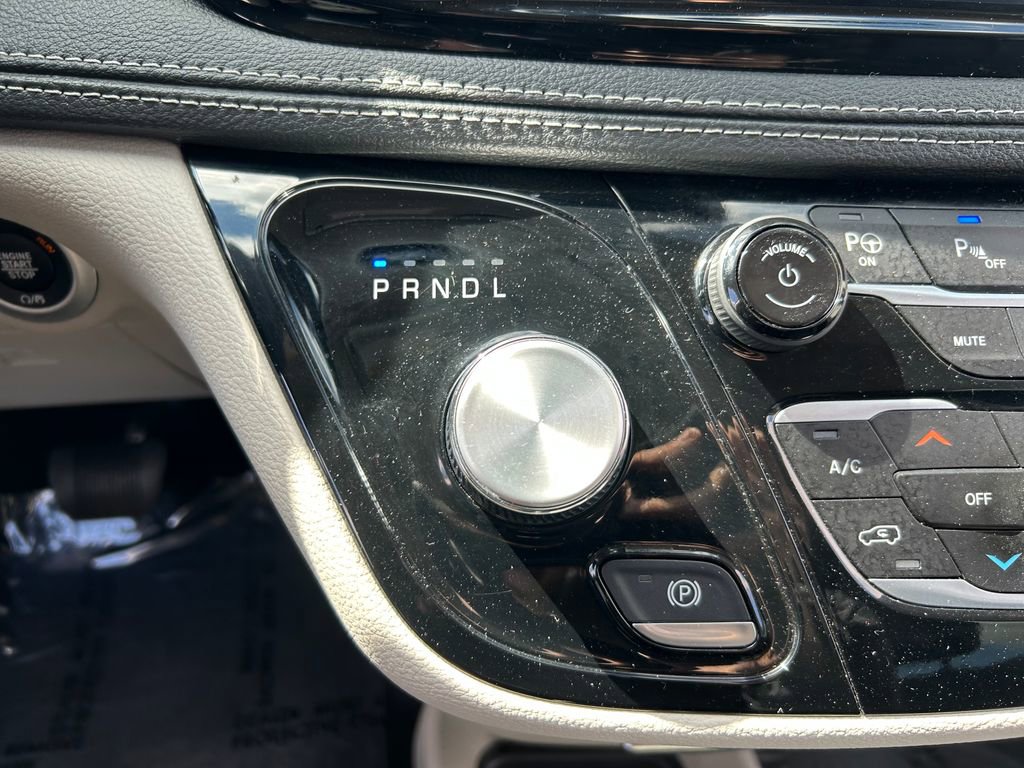 Used 2023 Chrysler Pacifica Touring-L FWD image 15