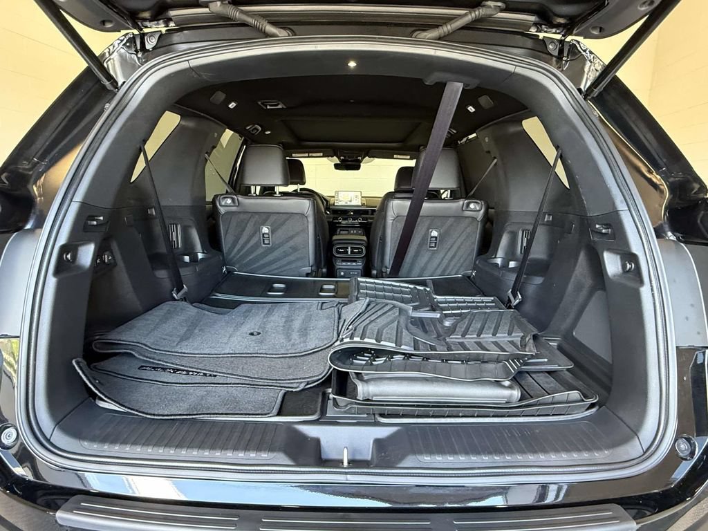 Used 2025 Honda Pilot Black Edition image 17