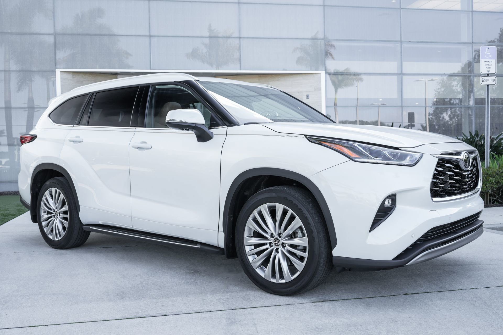 Used 2024 Toyota Highlander Platinum image 3