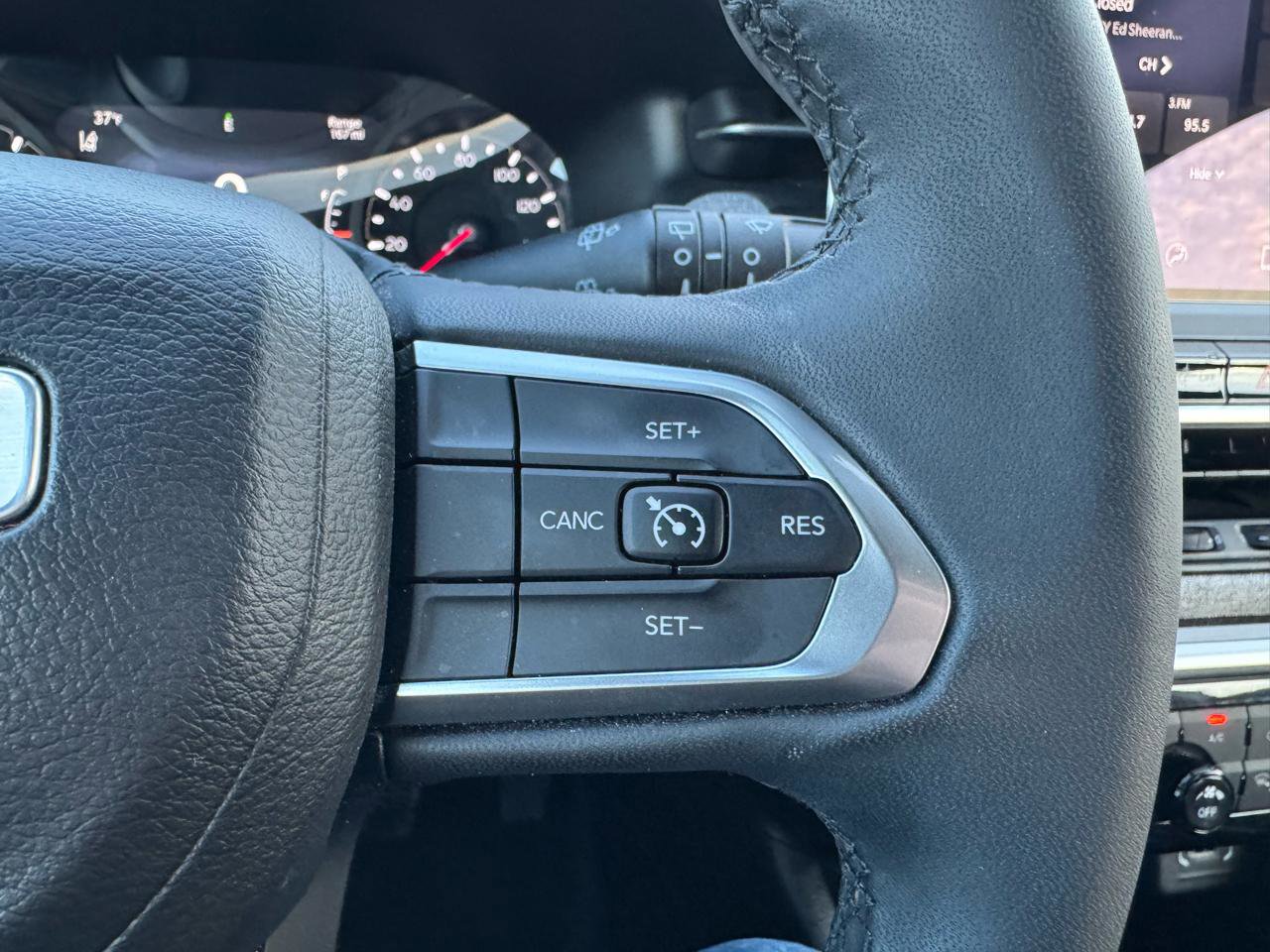 Used 2024 Jeep Compass Latitude w/ Sun and Sound Group image 18