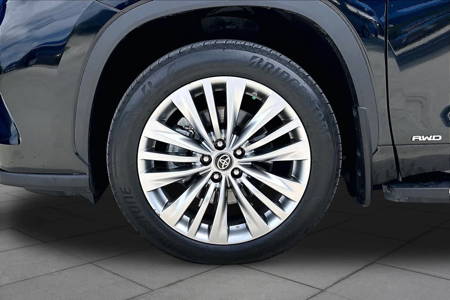Used 2025 Toyota Highlander Platinum AWD/4WD image 11