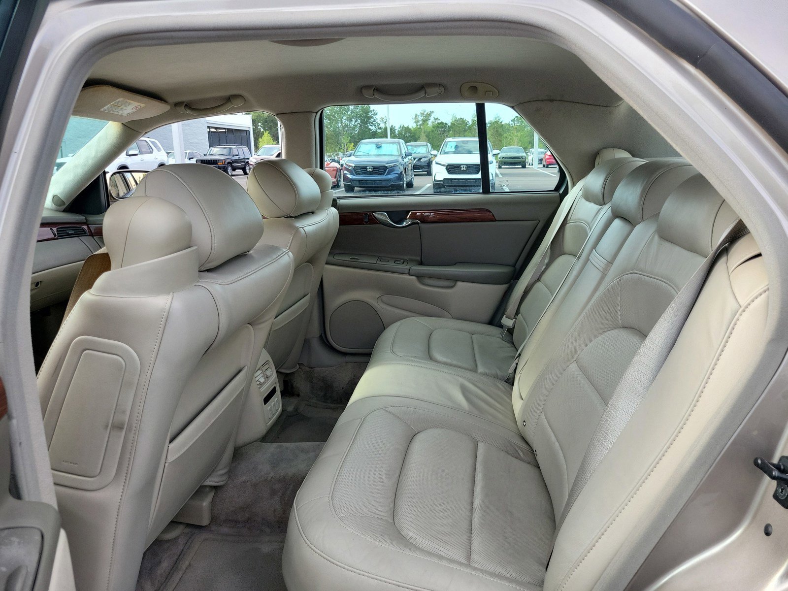 Used 2004 Cadillac De Ville w/ Equipment Group FWD image 25