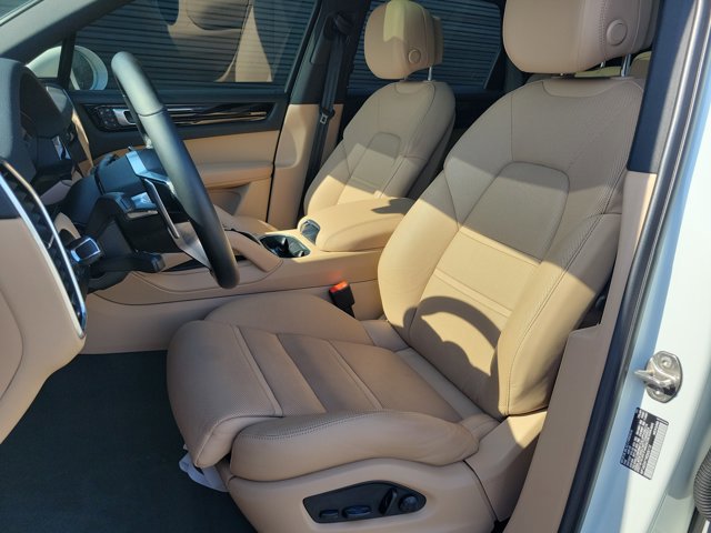 Certified 2022 Porsche Cayenne E-Hybrid AWD/4WD image 5