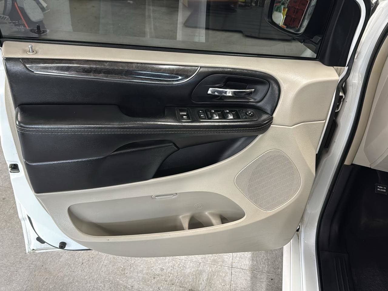 Used 2015 Chrysler Town & Country Touring FWD image 28