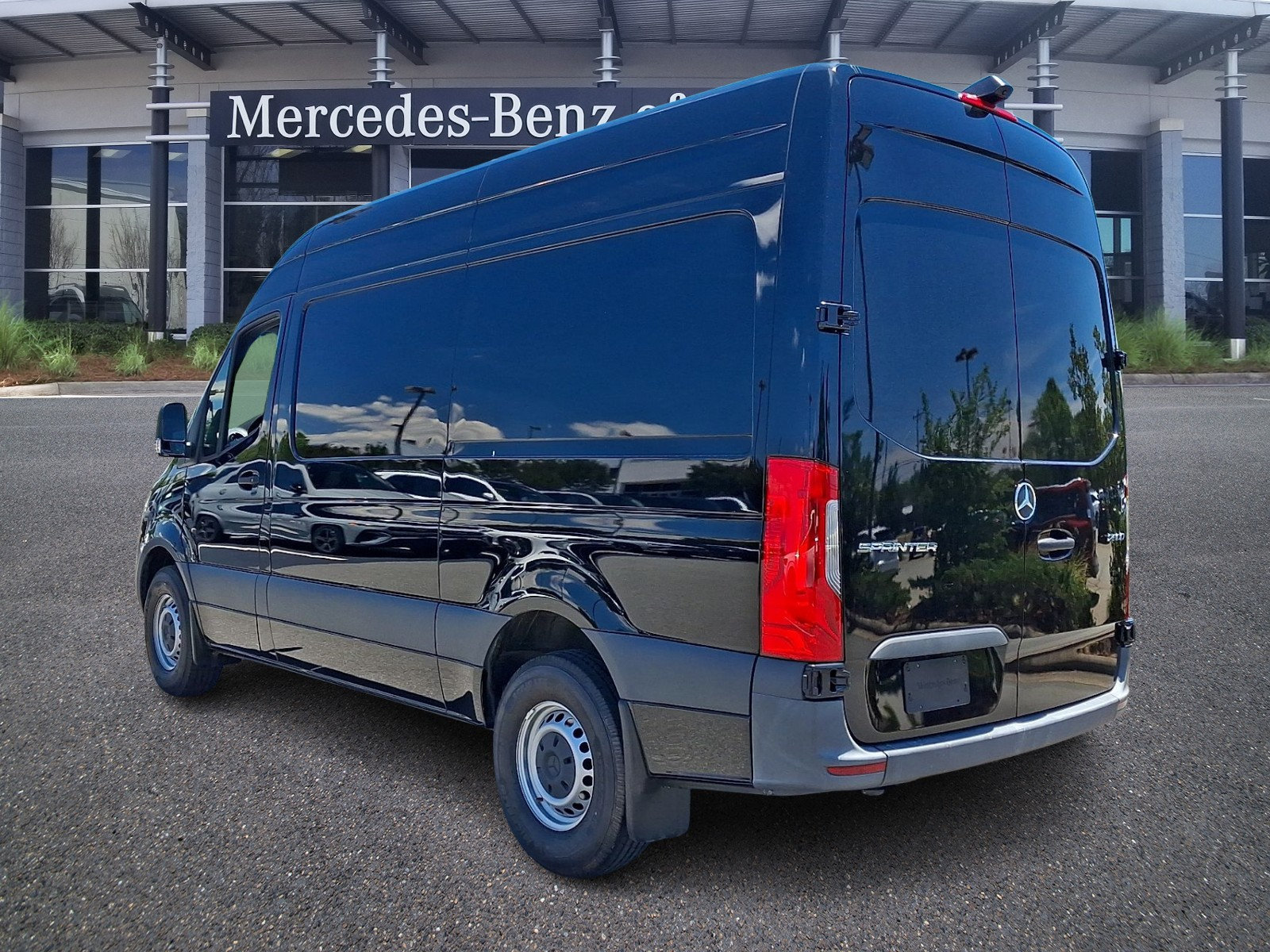 Used 2023 Mercedes-Benz Sprinter 2500 image 4
