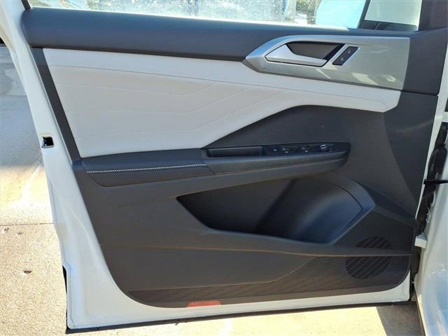 New 2026 Volkswagen Taos SEL image 9
